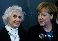 La canciller alemana Angela Merkel y Eva Fahidi, superviviente del campo de concentración en Polonia, en la ceremonia de apertura del 70 aniversario de la Liberación de Auschwitz en Berlín el 26 de enero de 2015