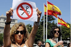 España no descarta más ajustes en 2012 para anclar el déficit una funcionaria levanta un cartel contra los recortes mientras bloquean un calle durante una protesta contra las medidas de austeridad del Gobierno, en el centro de Madrid