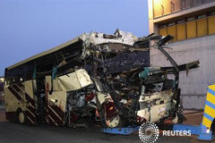Mueren 28 belgas, 22 niños, en un accidente de autobús en Suiza Los restos del autobús siniestrado en Sierre, Suiza