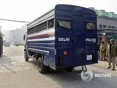 En la imagen, un furgón policial con los cinco acusdos llega al tribunal en Nueva Delhi, el 7 de enero de 2013.