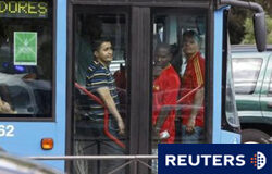 Madrid encara un segundo día sin Metro un autobús repleto de viajeros en el centro de Madrid el 29 de junio de 2010.