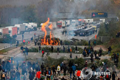 La policía desaloja a los manifestantes independentistas de la AP-7 Agentes de policía llegan al lugar donde miembros del grupo de protesta catalán Tsunami Democràtic bloquean la autopista AP-7 en Girona, España, el 13 de noviembre de 2019.