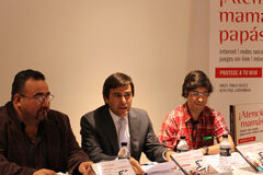 “Para estar seguros en la red simplemente hay que aplicar unas normas básicas de seguridad como haríamos en la vida no virtual” De izq. a derecha aparecen Ángel Pablo Avilés, Raúl Castillo y Kepa Paul Larrañaga