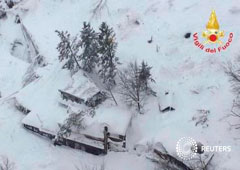 Vista aérea del hotel Rigopiano a Farindola cubierto por la avalancha de nieve el 19 de enero de 2017