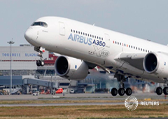 Un Airbus A350 despega en la sede del constructor de aviones en Colomiers, cerca de Toulouse, Francia, el 27 de septiembre de 2019.