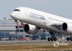 Un Airbus A350 despega en la sede del constructor de aviones en Colomiers, cerca de Toulouse, Francia, el 27 de septiembre de 2019. Un Airbus A350 despega en la sede del constructor de aviones en Colomiers, cerca de Toulouse, Francia, el 27 de septiembre de 2019.
