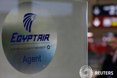 Desaparece un vuelo de Egyptair entre París y El Cairo con 66 personas a bordo Un hombre pasa junto a un stand de Egyptair del aeropuerto Charles de Gaulle tras la desaparición del vuelo, el 19 de mayo de 2016