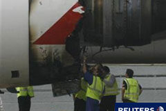 Qantas deja en tierra sus A380 tras un aterrizaje de emergencia Unos técnicos estudian el motor dañado del A380 de Qantas Airways QF32 después de que se viera obligado a hacer un aterrizaje de emergencia en el aeropuerto de Changi, en Singapur.