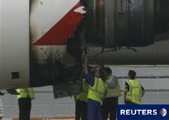 Unos técnicos estudian el motor dañado del A380 de Qantas Airways QF32 después de que se viera obligado a hacer un aterrizaje de emergencia en el aeropuerto de Changi, en Singapur.