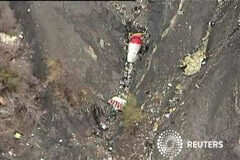 Los equipos de rescate investigan los restos del avión en los Alpes Restos del Airbus A320 vistos en las montañas, cerca de Seyne-les-Alpes, el 24 de marzo de 2015 en una imagen fija sacada de la televisión