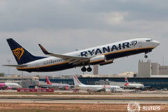 Una nueva cláusula abusiva en el transporte aéreo Un avión de Ryanair aterriza en Palma de Mallorca, España, 21 de julio de 2018