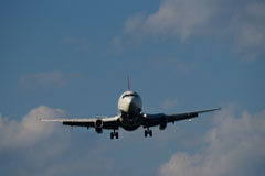 Los pasajeros podrán reclamar a las aerolíneas este año por haber sido convocadas las huelgas con antelación Avión volando