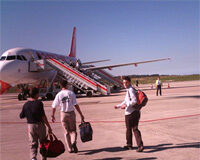 EADS estudia una nueva oferta de rescate para el avión A400M Tres personas a punto de coger un avión