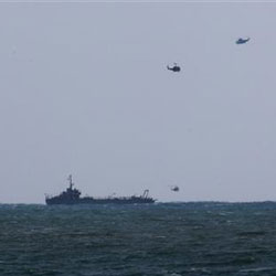 helicópteros y la Fuerza interina de las Naciones Unidas en Líbano (UNIFIL) y barcos del Ejército libanés, rastrean la zona del accidente al sur de Beirut, el 25 de enero de 2010.