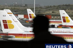 Iberia mejora sus cuentas a junio por el aumento de la demanda En la imagen, silueta de un pasajero ante varios aviones de Iberia en el aeropuerto de Barajas, en Madrid, el 13 de noviembre de 2010.