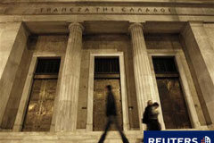 Cualquier cifra que circula sobre Grecia es equivocada Varias personas pasan junto al edificio del Banco de Grecia en Atenas el 9 de mayo de 2011.