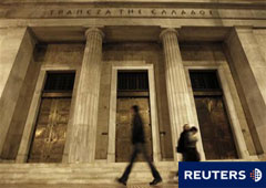 Varias personas pasan junto al edificio del Banco de Grecia en Atenas el 9 de mayo de 2011.