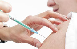 Comienza la campaña de vacunación contra la gripe A un sanitario recibe la vacuna contra la gripe A en un hospital de Chur, en el este de Suiza, el 11 de noviembre de 2009.