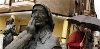 La liberación de los piratas no es negociable, dice Defensa un hombre pasa junto a la escultura "Badatoz", un homenaje a las familias de los pescadores, en Bermeo, población donde tiene su base el Alakrana, el 5 de noviembre de 2009.