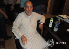 Badie en una comisaría tras ser arrestado el 20 de agosto en El Cairo