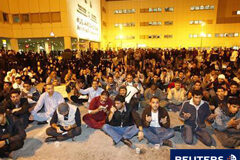 Funerales en Bahréin podrían dar paso a nuevas protestas Ciudadanos reunidos para interesarse y rezar por las personas heridas durante las revueltas en el exterior del hospital de Salmaniya donde fueron enviados los heridos, en Manama, el 17 de febrero de 2011