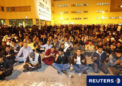 Ciudadanos reunidos para interesarse y rezar por las personas heridas durante las revueltas en el exterior del hospital de Salmaniya donde fueron enviados los heridos, en Manama, el 17 de febrero de 2011