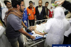 La ola de protestas en Oriente Próximo deja 3 muertos en Bahréin Un manifestante herido llega a un hospital de Manama el 17 de febrero de 2011.