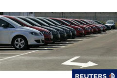 Las matriculaciones de coches bajan un 29,1% en marzo Coches nuevos de Seat en un aparcamiento de Barcelona, el 1 de septiembre de 2009.