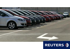 Coches nuevos de Seat en un aparcamiento de Barcelona, el 1 de septiembre de 2009.