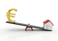Un balancín con el simbolo del euro y una casita
