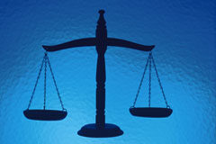 El dolo en el delito societario de falseamiento de cuentas Una balanza sobre fondo azul.