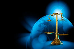 Derecho Continental versus Common Law. El Derecho Español Una balanza delante de una bola del mundo