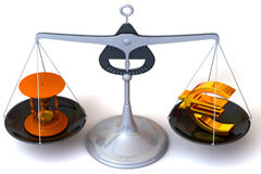 Los honorarios profesionales como medida de fidelización del cliente Balanza con reloj de arena y símbolo del euro