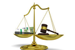 Exención de las tasas judiciales Una balanza con billetes de euro y un mazo