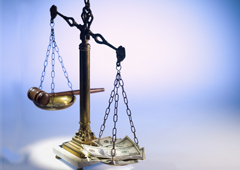 Una balanza representando la justicia y a un lado el dinero y al otro un mazo