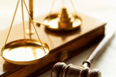 Programas de cumplimiento normativo Una balanza y un mazo