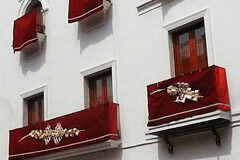 Si no declaras el alquiler de balcones o sacas una silla a la acera, podrías ser multado en Semana Santa Balcón Semana Santa