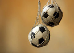 Dos balones de fútbol en miniatura unidos por una red.