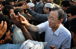 Ban Ki-moon insta a los países a ayudar a un devastado Pakistán Ban Ki-moon saludando a gente