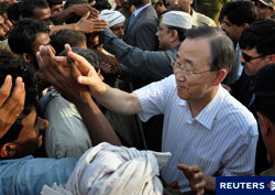 Ban Ki-moon saludando a gente