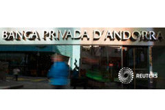 Autoridades andorranas destituyen a consejo y tres directivos de BPA Transeúntes caminando delante de Banca Privada D"Andorra (BPA) en Escaldes-Engordany, Andorra, el 12 de marzo de 2015