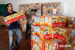 Cáritas y el Banco de Alimentos, la jueza Jazmín Barrios, Mónica Bernabé y Enrique Martínez Reguera, Premios Derechos Humanos de la Abogacía 2013 Voluntarios en la recogida de alimentos en julio 2012