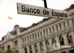 La estación de metro Banco de España se ve frente al edificio del Banco de España en Madrid, España, 22 de mayo de 2018