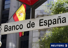 Una bandera española ondea cerca de la estación de metro Banco de España en el centro de Madrid, el 3 de agosto de 2011