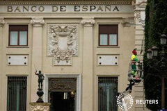 La Comisión Europea pinta un horizonte sombrío para la economía española Un operario subido en una grúa poda un árbol en el exterior del Banco de España en Sevilla, el 21 de febrero de 2013