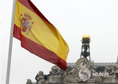 Una bandera española ondea junto a la sede del Banco de España en Madrid