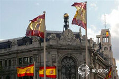 La OCDE empeora las previsiones económicas de España Banderas frente a la sede del Banco de España en Madrid, el 9 de mayo de 2013