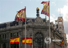 Banderas frente a la sede del Banco de España en Madrid, el 9 de mayo de 2013