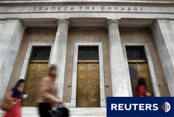 varias personas caminan junto al Banco de Grecia en Atenas, el 18 de mayo de 2010.