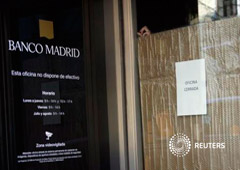 La entrada de una sucursal de Banco de Madrid en su sede en la capital española el 16 de marzo de 2015